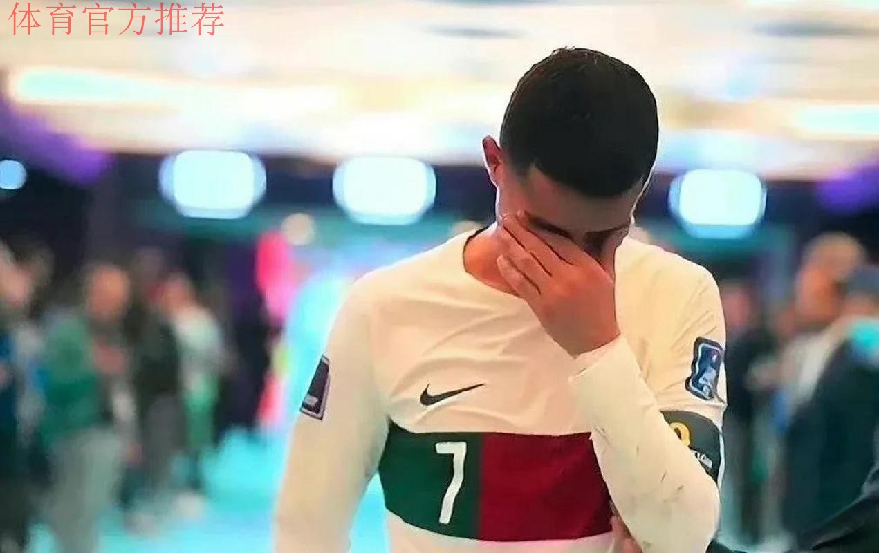 离谱!C罗离场时指着对手主帅骂:都怪你施压裁判 你们的话太多了 离谱!C罗离场时指着对手主帅骂:都怪你施压裁判 你们的话太多了